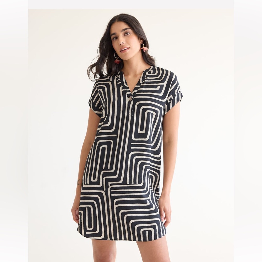 REITMANS - NWT - Black and Cream Geometric Pattern Shirt Dress